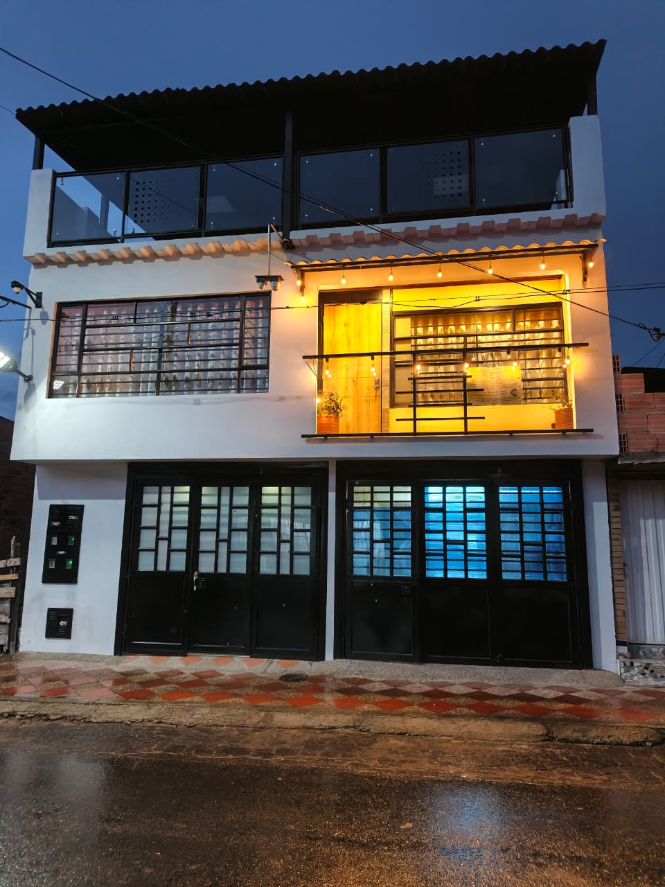 Después — fachada terminada con iluminación