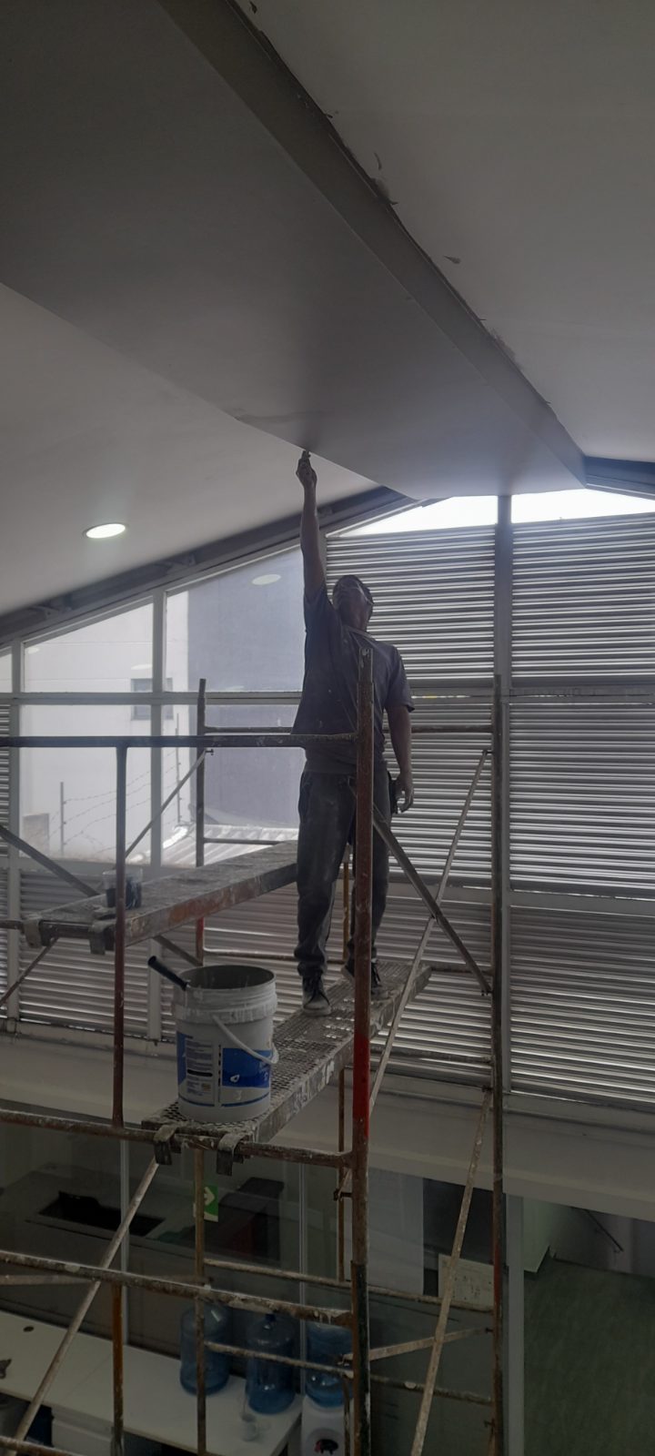 Técnico de Equipo Sinco trabajando sobre andamio en obra